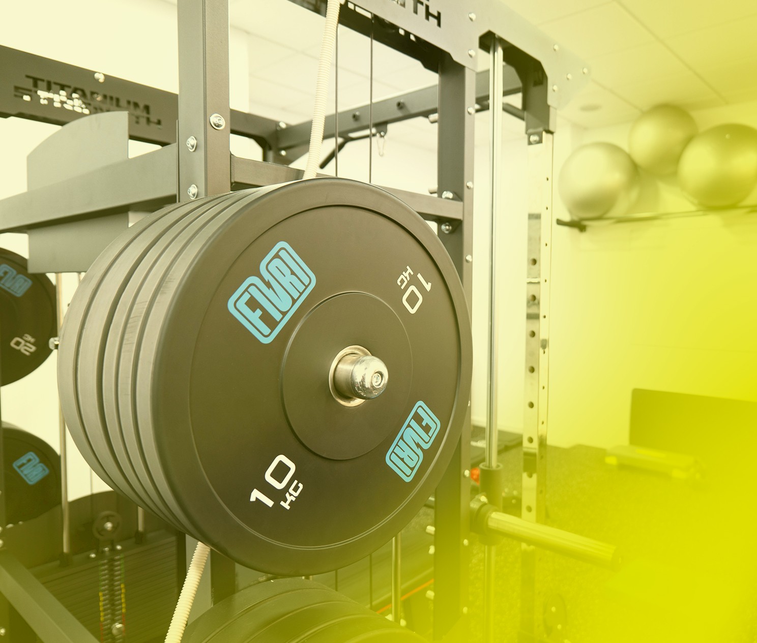 Sala de entrenamiento con discos de pesas