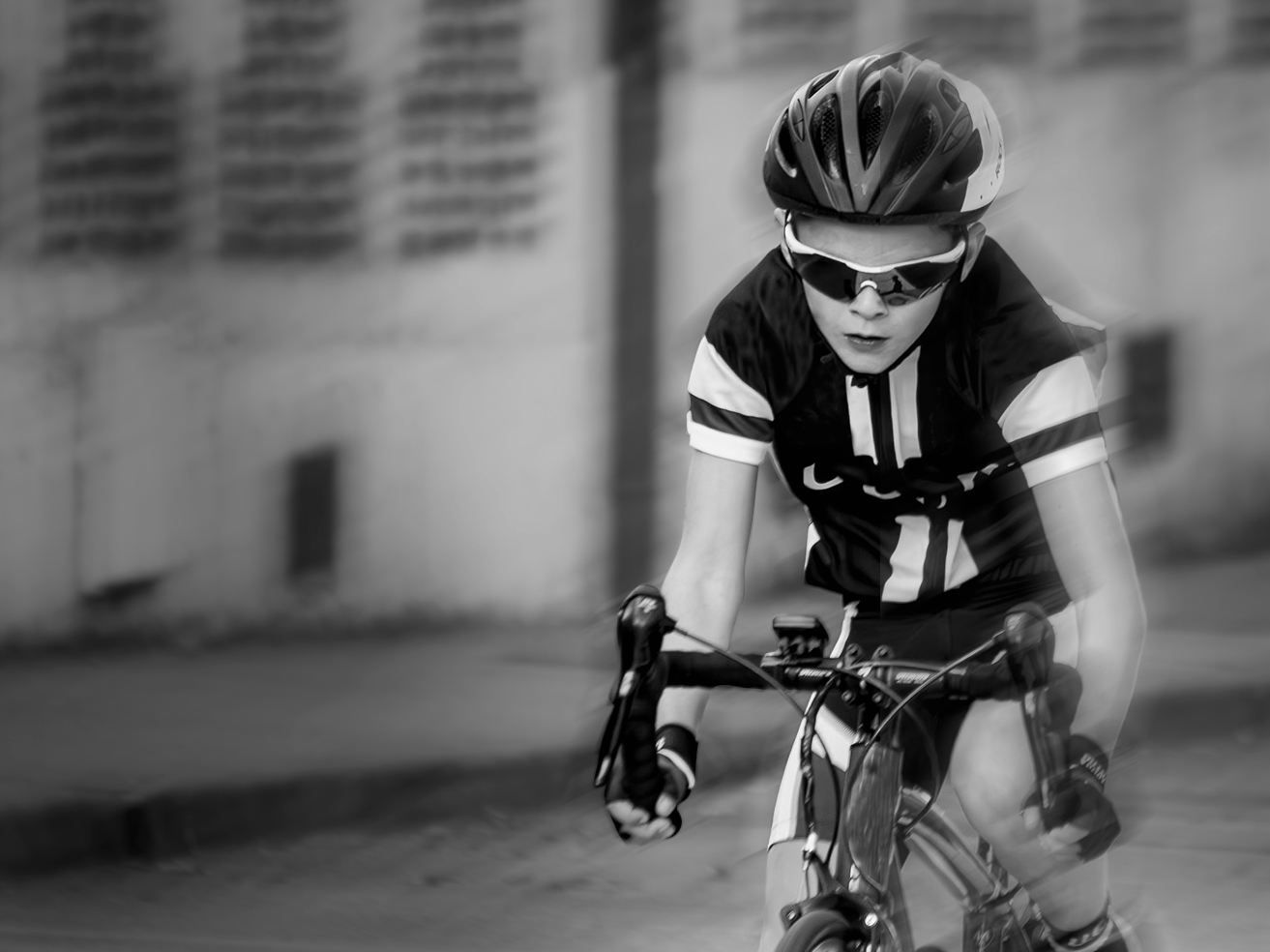 Joven ciclista rodando en carretera